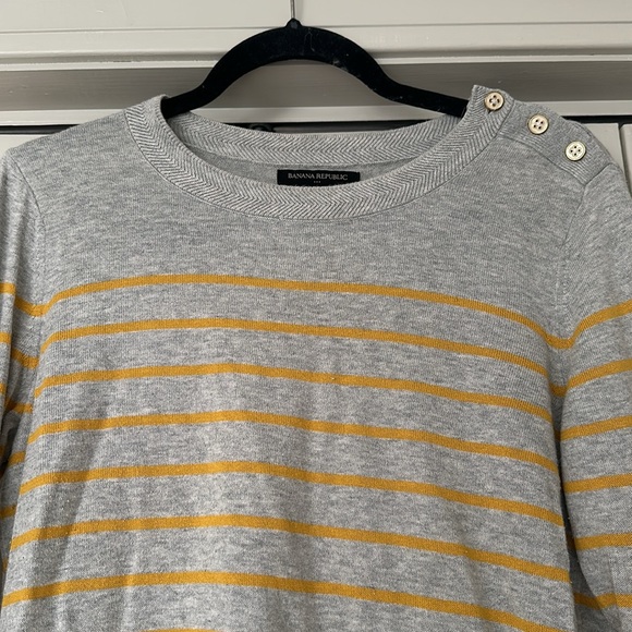 Yellow and gray light weight sweater - Picture 2 of 4